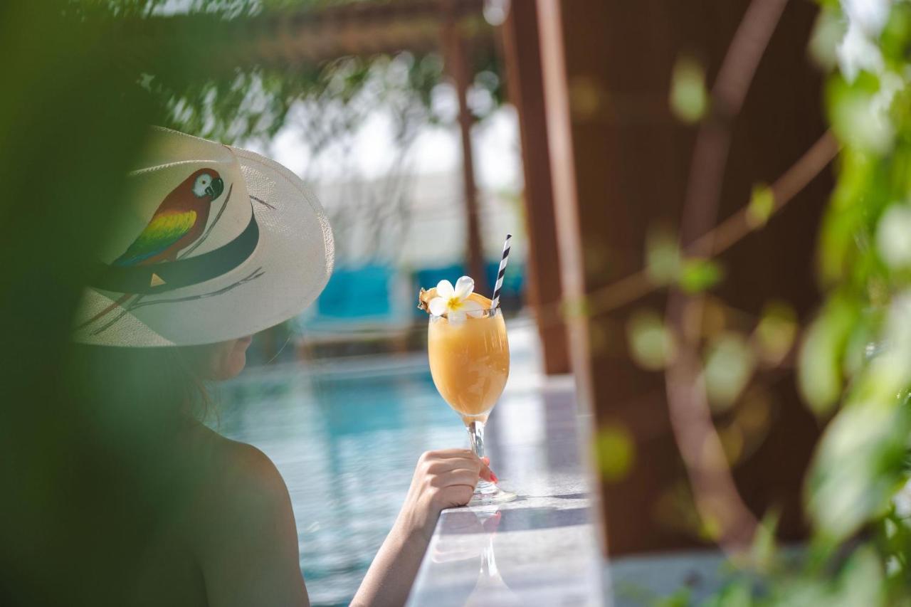 Al Messila, A Luxury Collection Resort & Spa, Doha Exterior foto A woman holding a cocktail