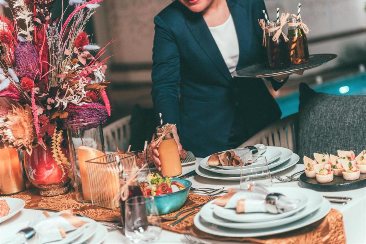 Al Messila, A Luxury Collection Resort & Spa, Doha Exterior foto A server at work